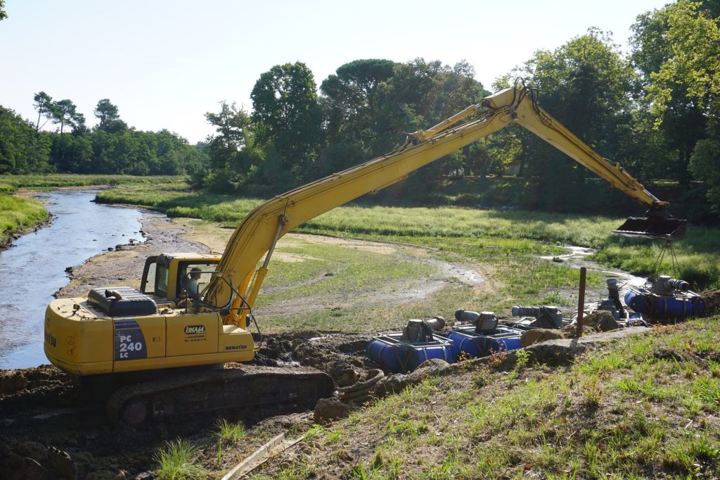 Batardeau en argile installé pour dérivation de cours d’eau en zone Natura 2000