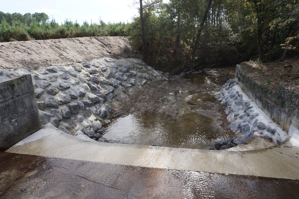Travaux publics sur le barrage de Mano : enrochement liaisonné et fondations béton réalisées par Roy Travaux dans les Landes