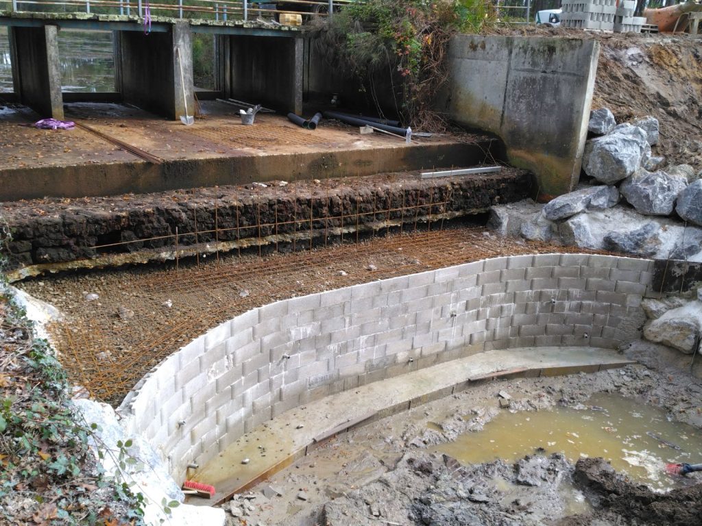 Chantier en cours sur le barrage de Mano : terrassement, coulage de béton armé et consolidation par l’équipe Roy Travaux dans les Landes