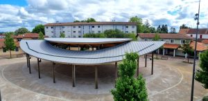 Aménagement urbain en béton désactivé pour la halle du marché