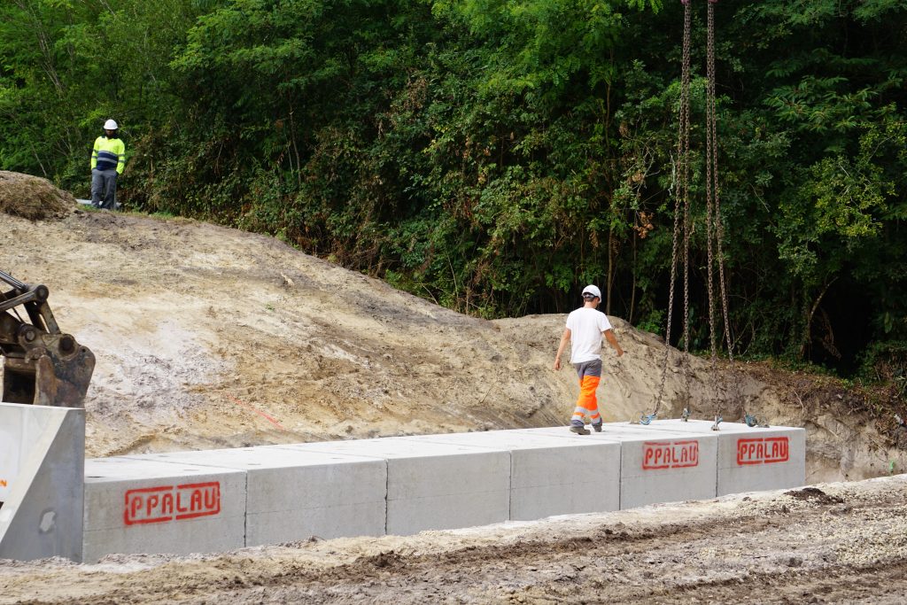 Chantier d’ouvrage hydraulique à Sainte-Foy avec intégration d’un passage à faune latéral